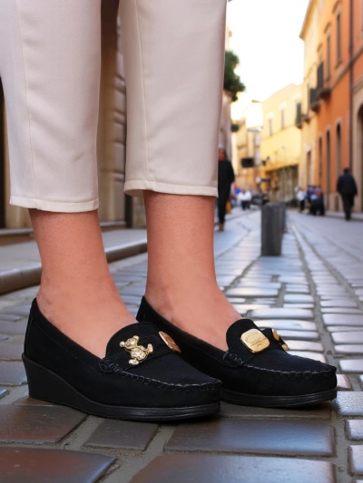 Royalfashion Damenloafers auf einem niedrigen Keil Mollan