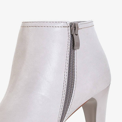 OUTLET Hellgraue Damenstiefel auf hohem Absatz Lotega - Schuhe