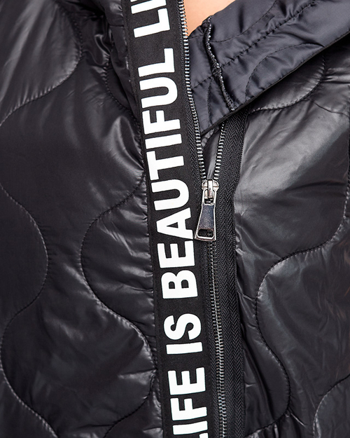 Чорний довгий стьобаний жилет з принтом