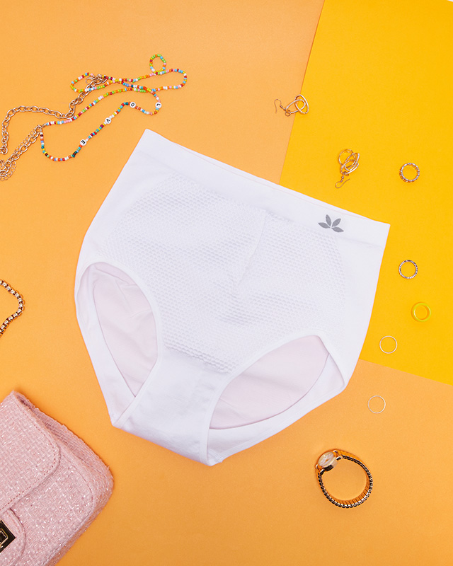 Formgebender weißer Damenslip - Unterwäsche