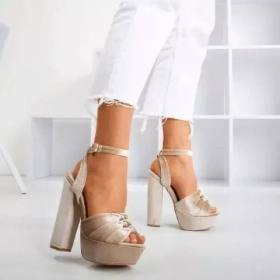 OUTLET Beige Sandalen auf einem Pfosten Scarrea - Footwear