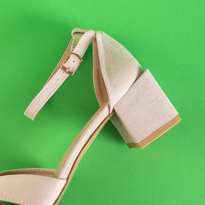 Beige Damensandalen auf niedrigem quadratischem Pfosten Cefernia - Schuhe