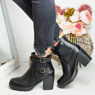Schwarze Stiefel auf dem Pfosten von Jorgina - Schuhe