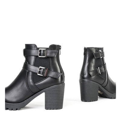 Schwarze Stiefel auf dem Pfosten von Jorgina - Schuhe