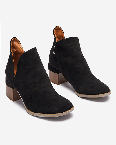 Schwarze isolierte Damenstiefel auf einem braunen Karela-Pfosten - Schuhe
