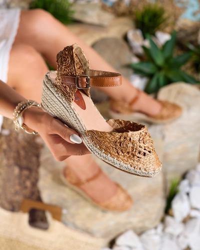 Royalfashion Geflochtene Damen-Sandalen auf Fersen in Kamel Farbe Gluzja