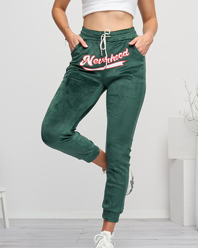 Dunkelgrüne Damen-Jogginghose aus Velours mit der Aufschrift - Kleidung