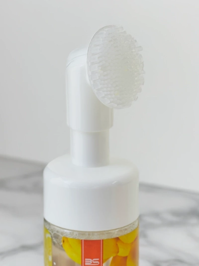 Reinigende und feuchtigkeitsspendende Gesichtsreinigungsschaum reduziert Verfärbungen ZITRONE 150 ml