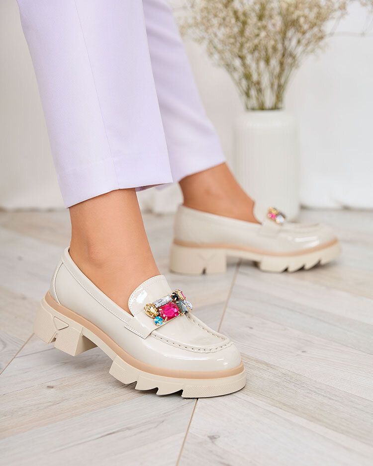 Royalfashion Lackierte cremefarbene Mokassins mit bunten Steinen Sarin