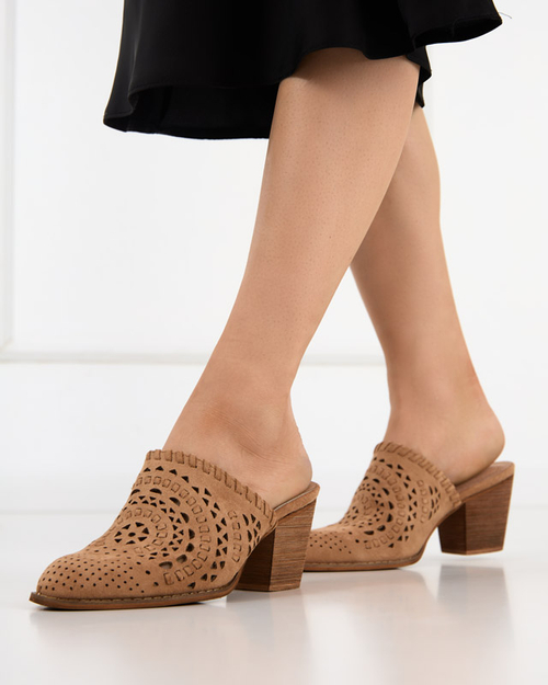 OUTLET Світло-коричневі жіночі туфлі на підборах Aqarion - Взуття