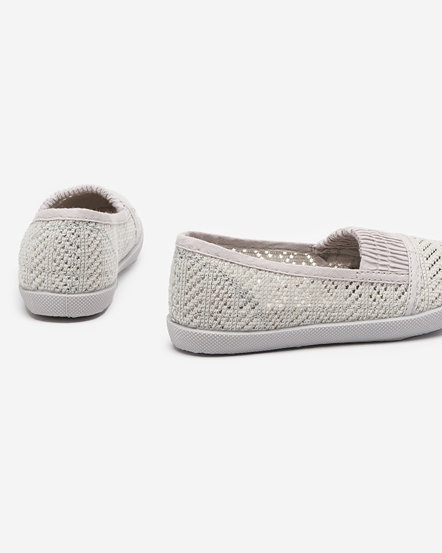 Hellgraue Kindersneaker zum Hineinschlüpfen. Bei Shoes