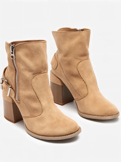 Hellbraune Öko-Wildleder-Damenstiefel auf dem Pfosten Emrica - Schuhe