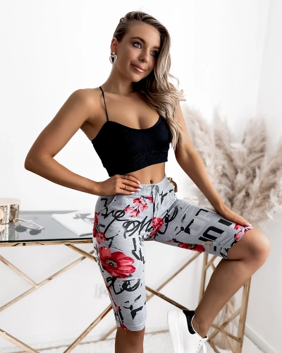 Сіро-червоні жіночі шорти 3/4 з принтом PLUS SIZE - Одяг