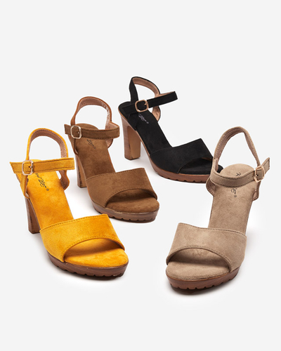 Senffarbene Damensandalen auf dem Pfosten Karislo - Schuhe