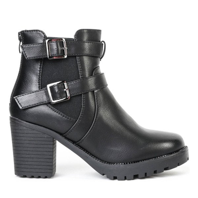 Schwarze Stiefel auf dem Pfosten von Jorgina - Schuhe