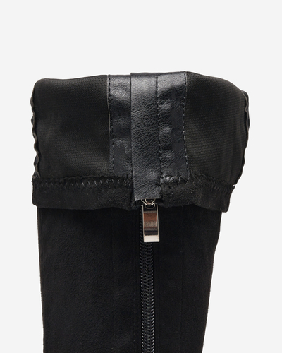 Schwarze Stiefel auf dem Pfosten Asfori- Buty