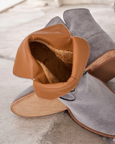 Royalfashion Kowboy-Stiefeletten auf einer bedeckten Keilabsatz Bluestone