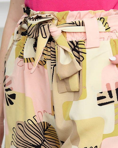 Бежеві жіночі шорти з тканини з малюнком - Одяг