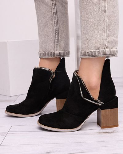 Schwarze isolierte Damenstiefel auf einem Pfosten Mukis - Footwear