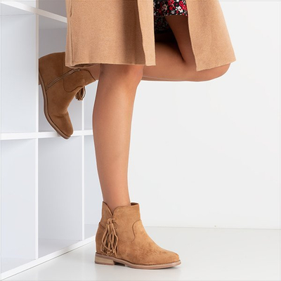 Hellbraune Damenstiefel auf einem Innenkeil Drezden - Schuhe