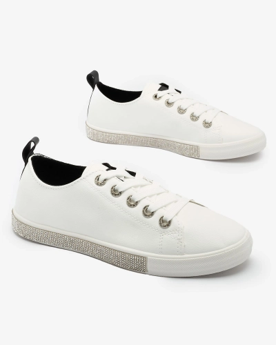 OUTLET Royalfashion Weiße Damen-Sneaker mit Zirkonen und schwarzen Einsätzen Zutifa