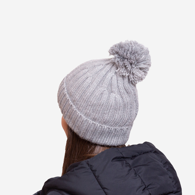 Graue, isolierte, glänzende Damenmütze mit Bommel - Accessoires