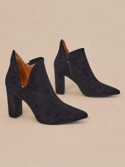 Schwarze Stiefel mit Schnitt von Alania - Schuhe