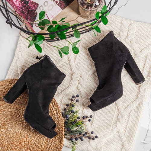 Чорні черевики на посту з отвором Маріша - Взуття