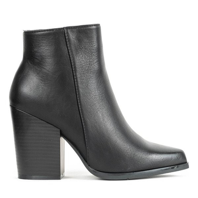 Schwarze Stiefeletten auf dem Pfosten von Shani - Schuhe