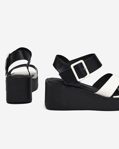 Weiße und schwarze Öko-Ledersandalen für Damen an den Scozi-Keilschuhen