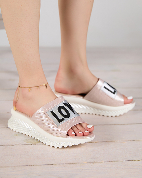 Рожеві блискучі жіночі тапочки з написом Соша- Взуття