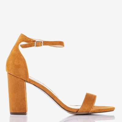 OUTLET Braune Damensandalen auf einem Sweet Honey Post - Schuhe