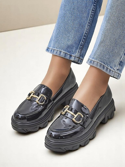 Royalfashion Damen Slipper aus Lackleder mit Verzierung Schwarzer Samt