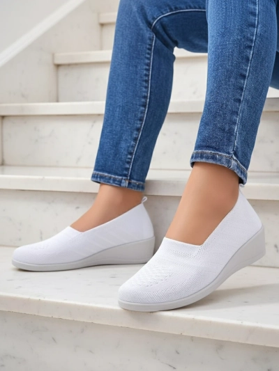 Weiße Thermis-Blume - Stilvolle Damen-Keilabsatzschuhe