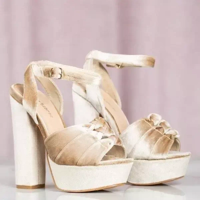 OUTLET Beige Sandalen auf einem Pfosten Scarrea - Footwear
