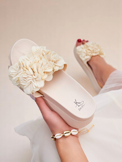 Royalfashion Damensandalen mit kleinen Friesenblumen