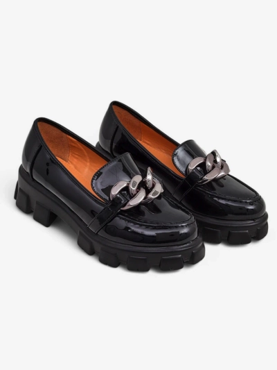 Damen Loafers Hera Nero aus lackiertem Eco-Leder mit Kette, Frühling