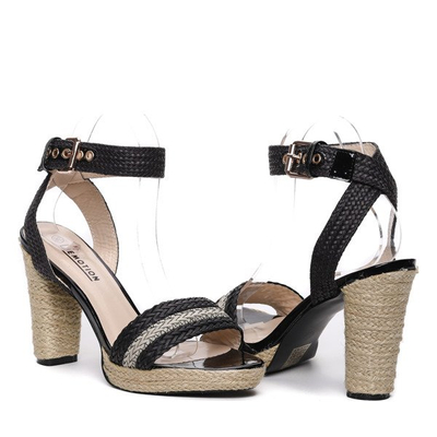 Schwarze Sandalen auf dem Kaydence-Pfosten - Schuhe 1