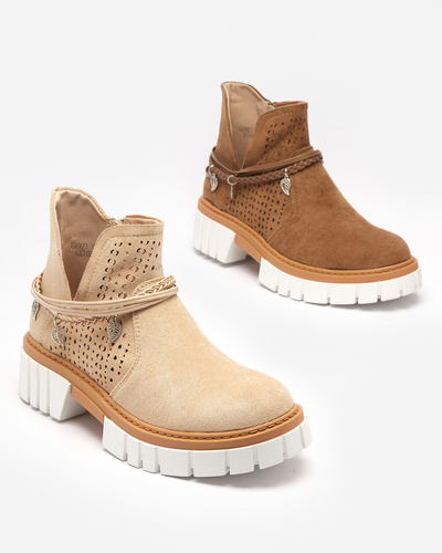 Durchbrochene beige Damenstiefel mit Versi-Dekorationen - Schuhe