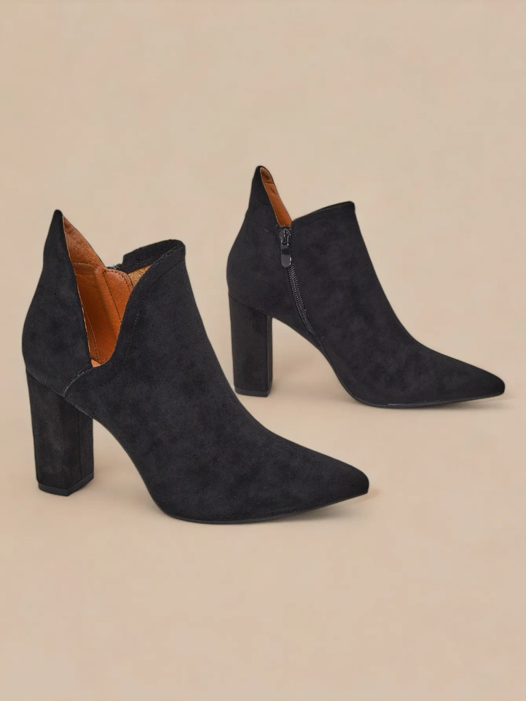 Schwarze Stiefel mit Schnitt von Alania - Schuhe