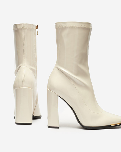 Cremefarbener Damen-Lackstiefel auf dem Rekila-Pfosten - Schuhe