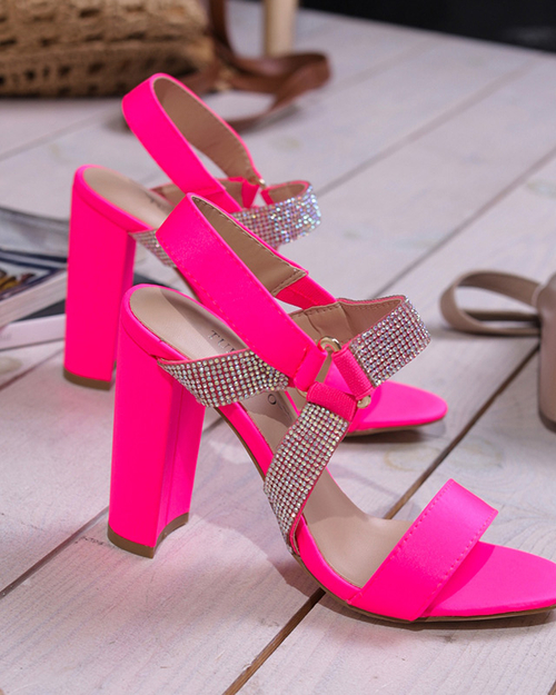 Неонові рожеві жіночі сандалі на посту Xiobi. Взуття