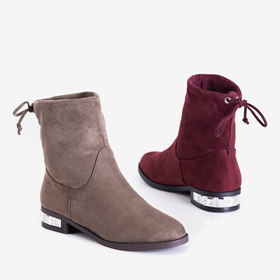 Kastanienbraune Stiefeletten mit flachen Absätzen und Verzierungen Teodorana - Schuhe