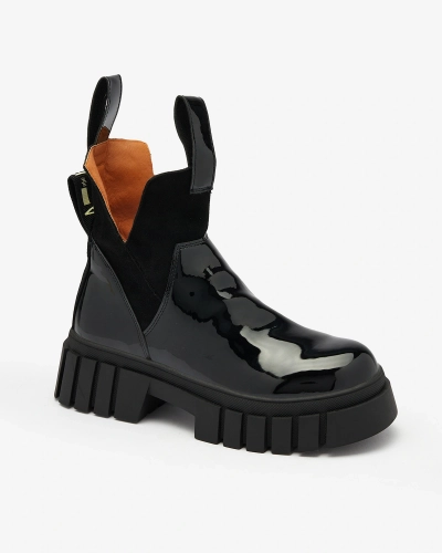 Royalfashion Schwarze isolierte Damenstiefel aus Lackleder Eratra