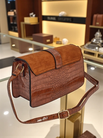 Lackierte kleine Damenhandtasche aus Öko-Leder Sable Mist