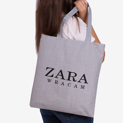Graue Stofftasche mit der Aufschrift - Zubehör