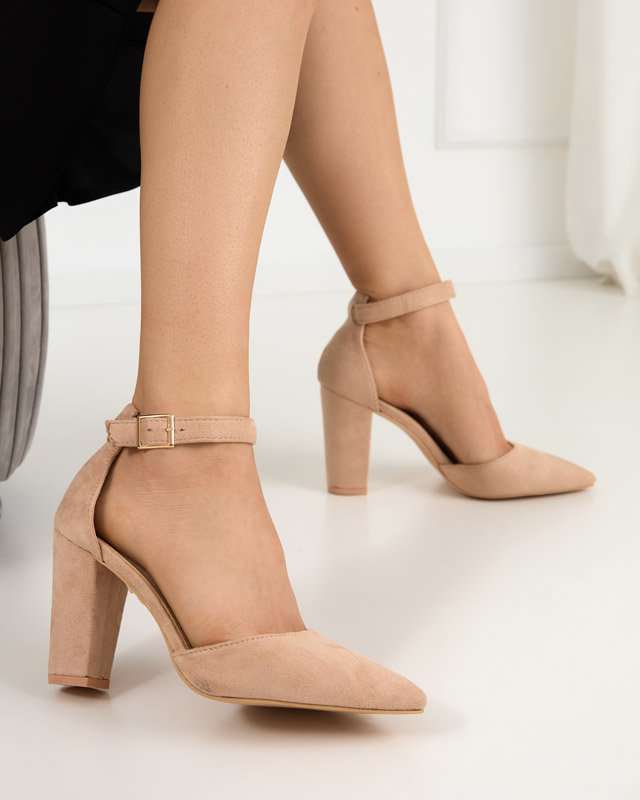 Beige Damensandalen auf der Kinotia-Post - Schuhe