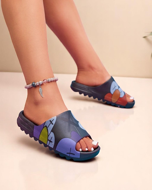 Чорні жіночі резинові шльопанці з принтом Pfizz