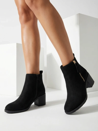 Royalfashion Schwarze Damenstiefel aus Öko-Wildleder Rejerry