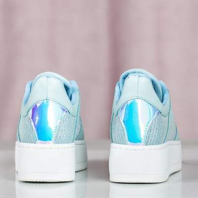 Blaue Sportschuhe auf der Salsa-Plattform - Schuhe 1